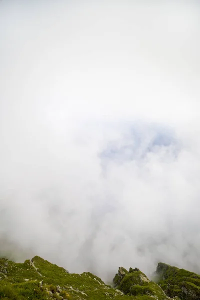 Paisaje Verano Con Altas Montañas Nubes Día Verano — Foto de Stock