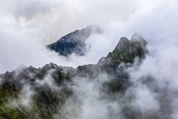 Paesaggio Estivo Con Alte Montagne Nuvole Una Giornata Estiva — Foto Stock