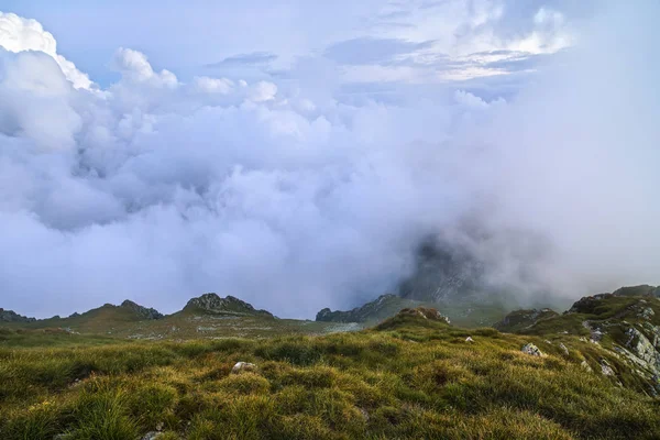 Летний Пейзаж Высокими Горами Облаками Летний День — стоковое фото