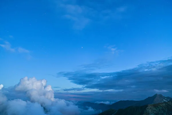 Cielo Azul Con Estrellas Nubes Sobre Una Montaña Hora Azul — Foto de Stock