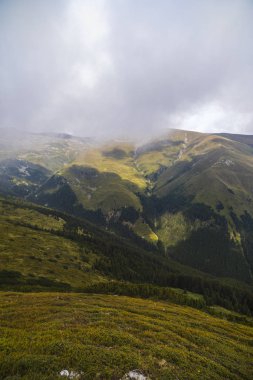 Romen Karpatlardan renkli dağ manzaraları.