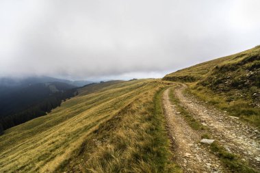 offroad bir yerde Romanya'da dağda ile manzara