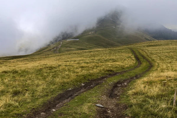 风景与越野在山某处在罗马尼亚 — 图库照片