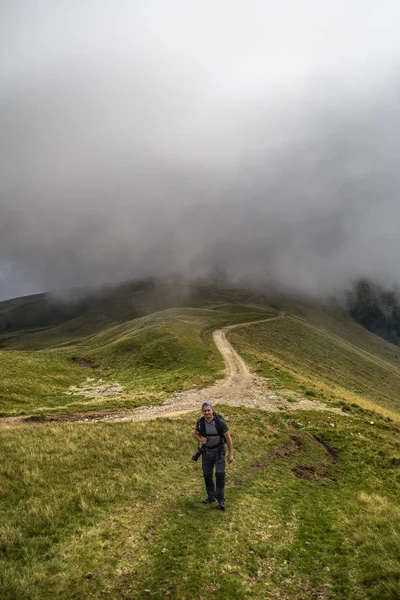 Fotograf Fotografiert Auf Dem Berg — Stockfoto