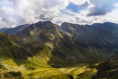 Kayalık dağ zirveleri ile yaz aylarında manzara