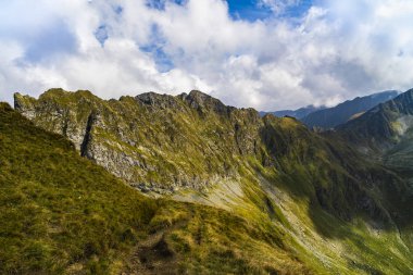 Kayalık dağ zirveleri ile yaz aylarında manzara
