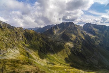 Kayalık dağ zirveleri ile yaz aylarında manzara