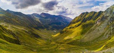 Kayalık dağ zirveleri ile yaz aylarında manzara