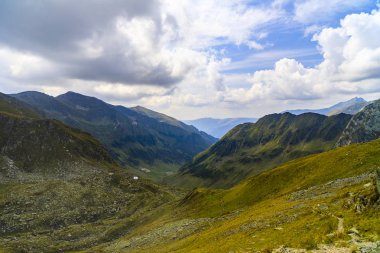Kayalık dağ zirveleri ile yaz aylarında manzara