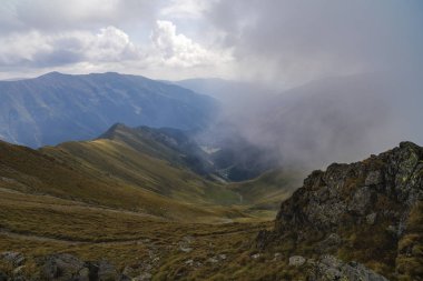Kayalık dağ zirveleri ile yaz aylarında manzara