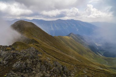 Kayalık dağ zirveleri ile yaz aylarında manzara