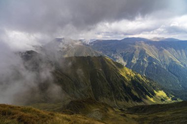 Kayalık dağ zirveleri ile yaz aylarında manzara