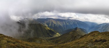 Kayalık dağ zirveleri ile yaz aylarında manzara
