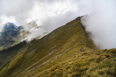 Kayalık dağ zirveleri ile yaz aylarında manzara