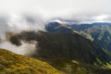 Kayalık dağ zirveleri ile yaz aylarında manzara
