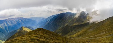 Kayalık dağ zirveleri ile yaz aylarında manzara