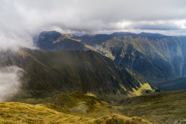 Kayalık dağ zirveleri ile yaz aylarında manzara