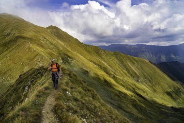 Rocky Dağları'nda bir iz üzerinde hiking sırt çantası ile beyaz adam