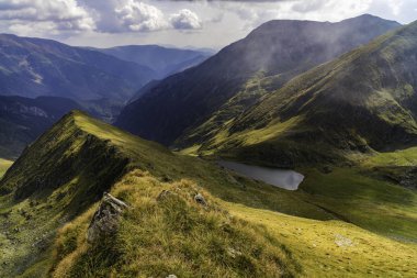 Yüksek dağlarda buzul gölü olan bir manzara.