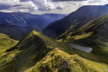Yüksek dağlarda buzul gölü olan bir manzara.