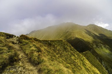 Kayalık dağ zirveleri ile yaz aylarında manzara