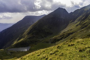 Yüksek dağlarda buzul gölü olan bir manzara.