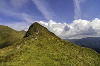 Kayalık dağ zirveleri ile yaz aylarında manzara
