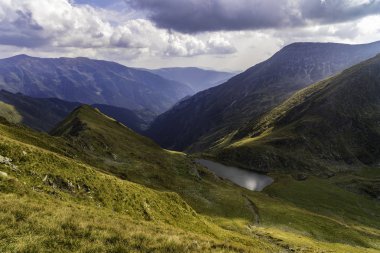 Yüksek dağlarda buzul gölü olan bir manzara.
