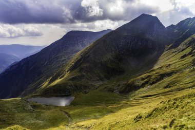 Yüksek dağlarda buzul gölü olan bir manzara.