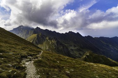 Kayalık dağ zirveleri ile yaz aylarında manzara