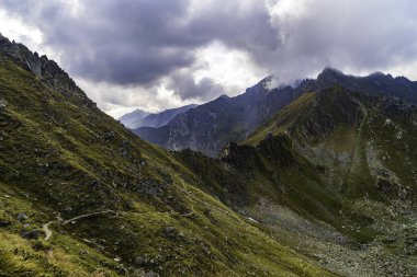 Kayalık dağ zirveleri ile yaz aylarında manzara
