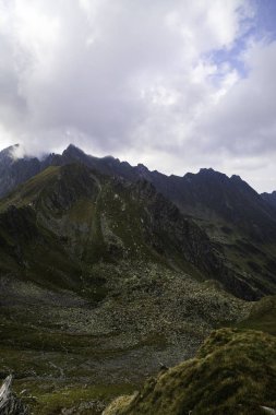 Kayalık dağ zirveleri ile yaz aylarında manzara