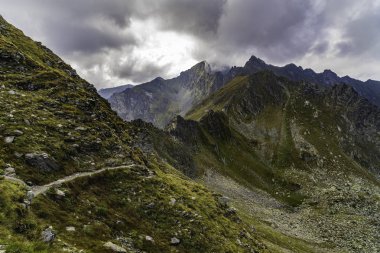 Kayalık dağ zirveleri ile yaz aylarında manzara