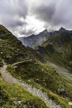Kayalık dağ zirveleri ile yaz aylarında manzara