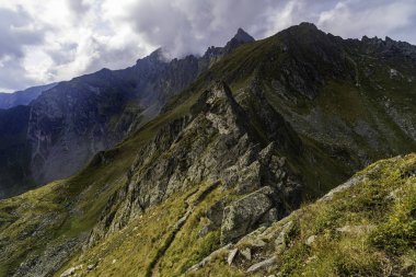 Kayalık dağ zirveleri ile yaz aylarında manzara