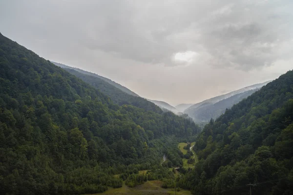 Paisagem Montanhosa Com Vale Grande Verde Com Nuvens — Fotografia de Stock