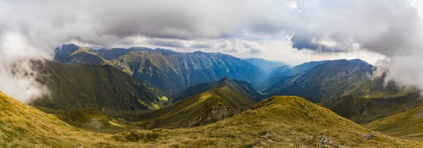 夏季岩石山峰的景观 — 图库照片