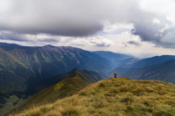 観光トップ山の風景を見てください — ストック写真