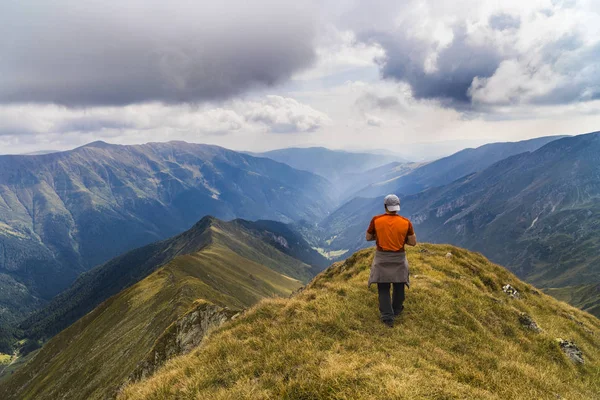 観光トップ山の風景を見てください — ストック写真