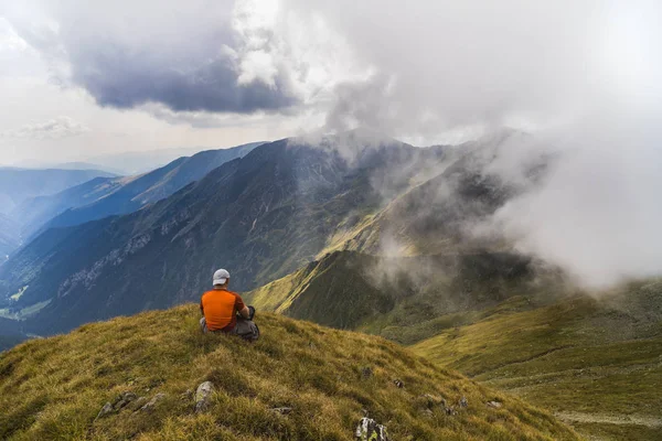 観光トップ山の風景を見てください — ストック写真