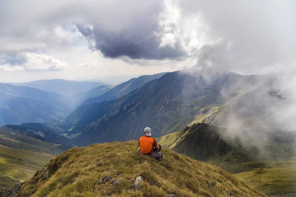 観光トップ山の風景を見てください — ストック写真