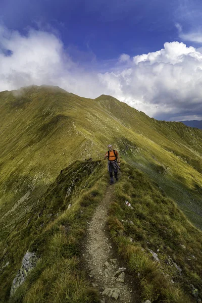 Hombre Caucásico Con Mochila Senderismo Sendero Las Montañas Rocosas — Foto de Stock