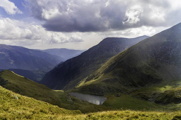 Yüksek dağlarda buzul gölü olan bir manzara.