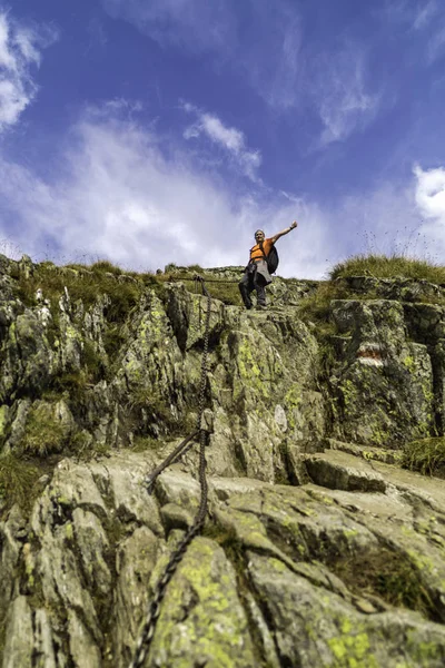 Hombre Caucásico Con Mochila Senderismo Sendero Las Montañas Rocosas — Foto de Stock