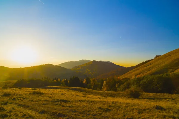 Colorido paisaje otoñal. Montañas Cárpatas, Rumania, Europa —  Fotos de Stock