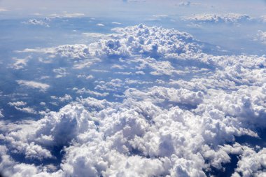 Bulutlu uçaktan gördüm yatay