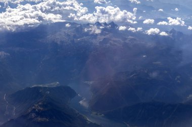 Bulutlu uçaktan gördüm yatay