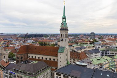Münih, Almanya - 22 Eylül. 2018: Rathaus-Glockenspiel bulunan, Münih, Almanya'nın Marienplatz dolaşan insanlar