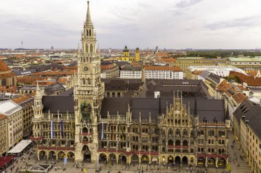 Münih, Almanya - 22 Eylül. 2018: Rathaus-Glockenspiel bulunan, Münih, Almanya'nın Marienplatz dolaşan insanlar