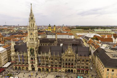 Münih, Almanya - 22 Eylül. 2018: Rathaus-Glockenspiel bulunan, Münih, Almanya'nın Marienplatz dolaşan insanlar